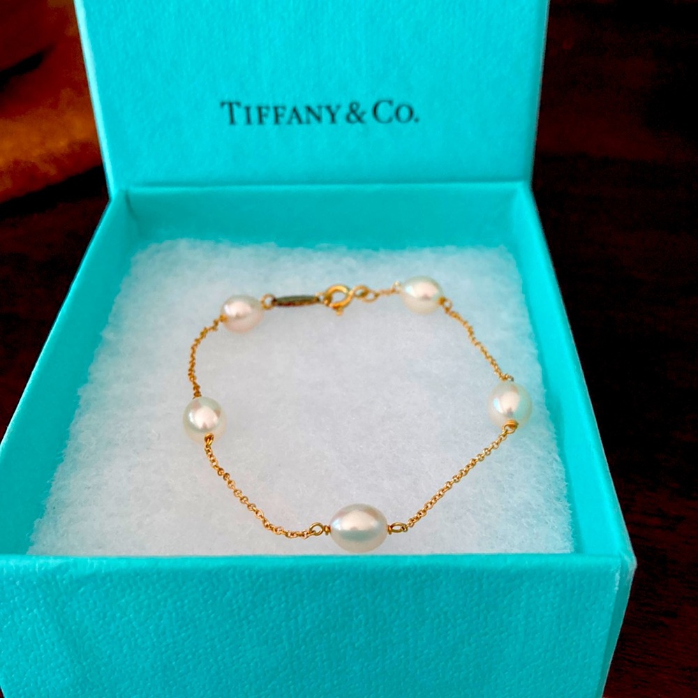 Tiffany Peretti fresh water pearl bracelet. 14K yello gold. 7”.
